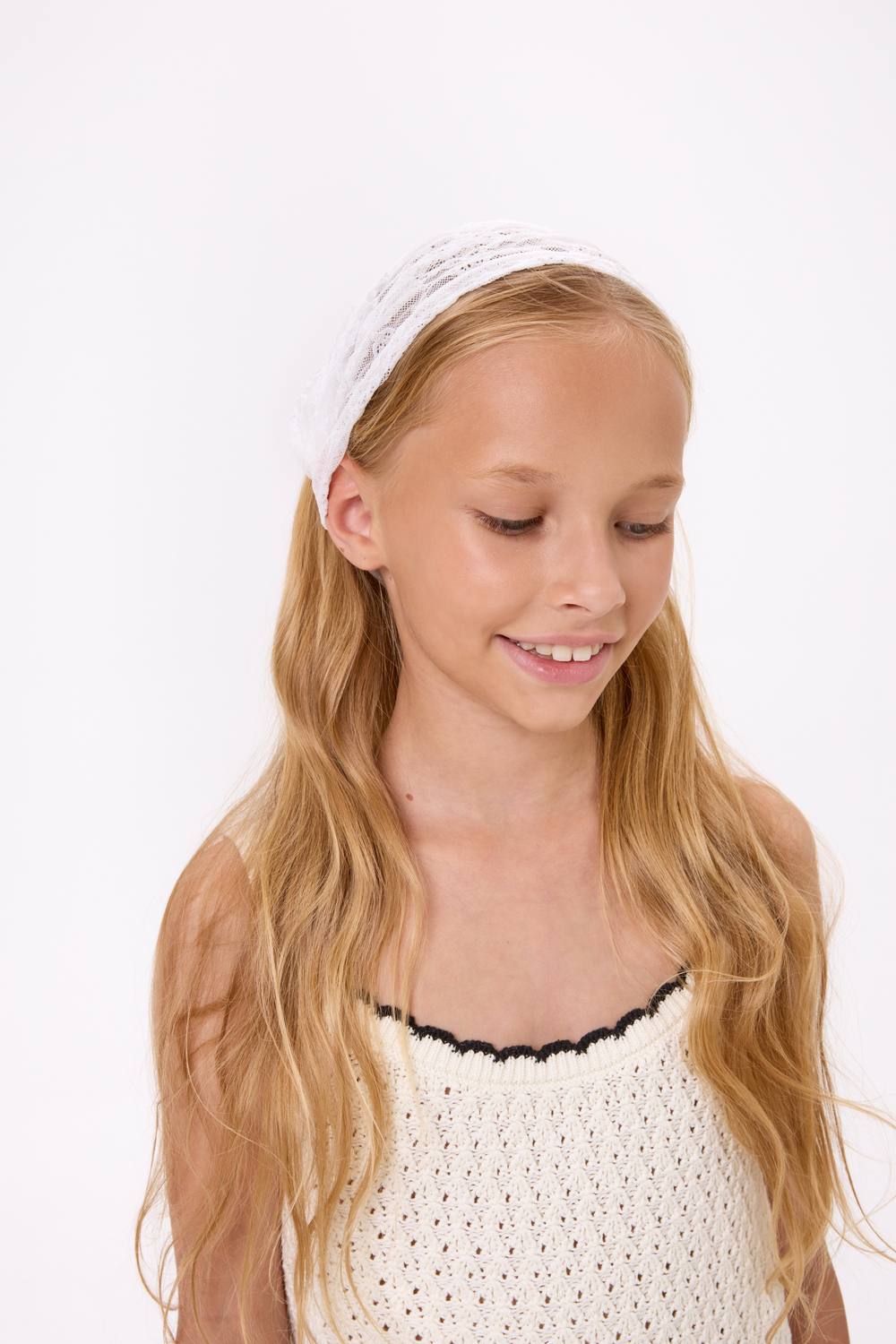 Белая ажурная косынка для девочки фото