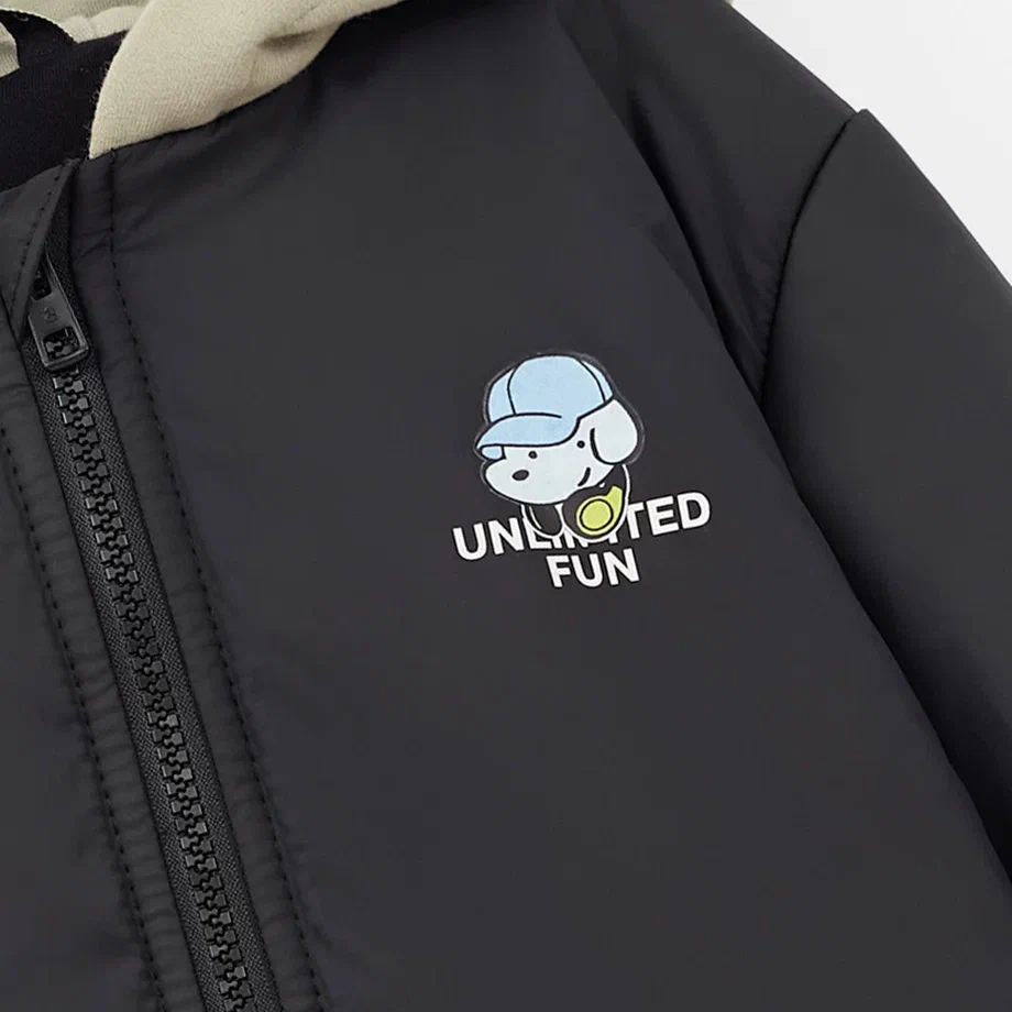 Чёрная весенняя куртка для мальчика фото